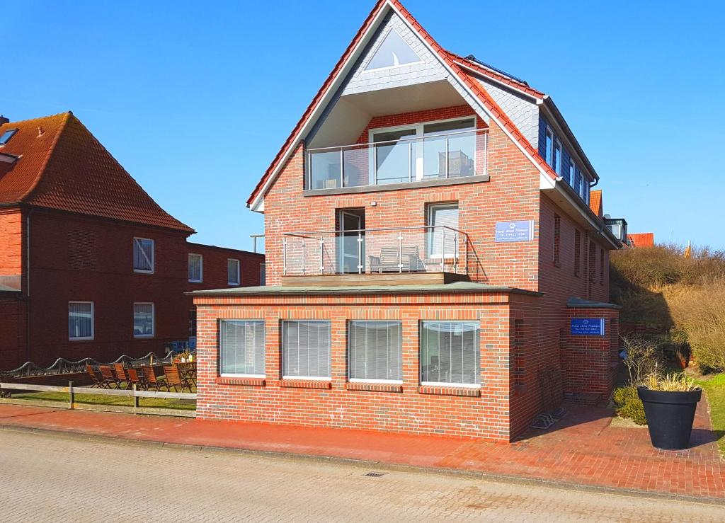 a red brick house with a gambrel roof at Haus ohne Namen Juist in Juist