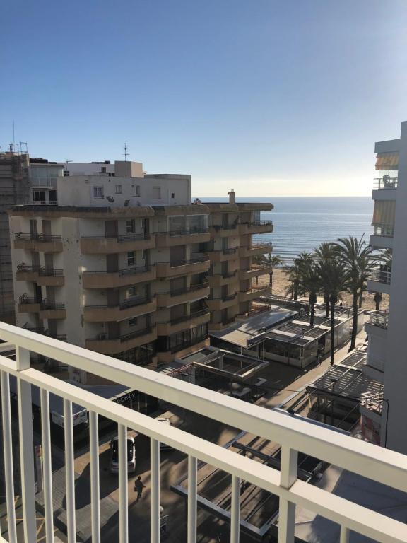 vistas al océano desde el balcón de un edificio en APARTAMENTO BRUSELAS, en Salou