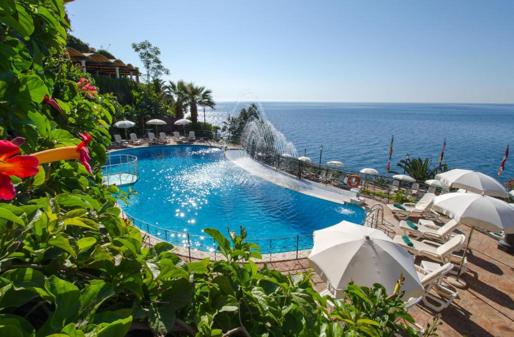 Uitzicht op het zwembad bij Baia Taormina Hotels & Spa of in de buurt