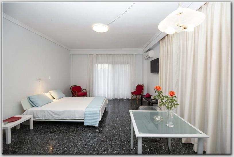 Habitación de hotel con cama y mesa en Anni's apartments 50m from the beach, en Agia Triada
