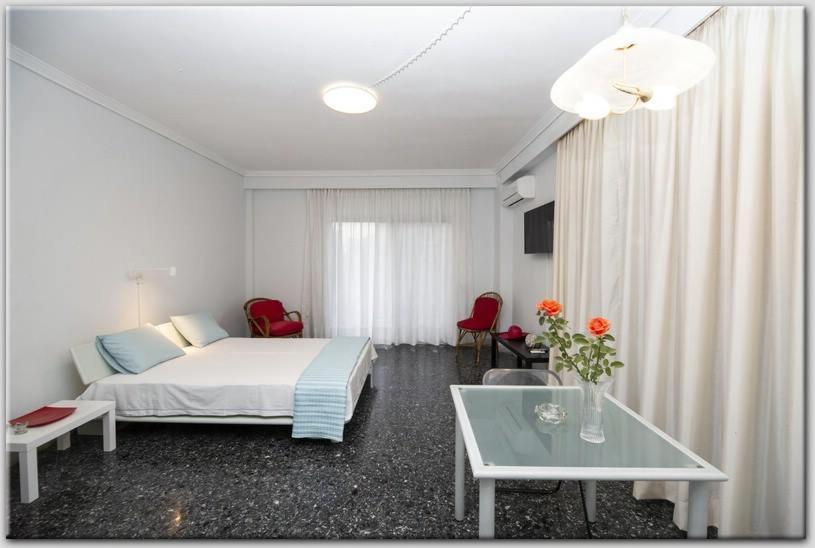 A television and/or entertainment centre at Anni's apartments 50m from the beach