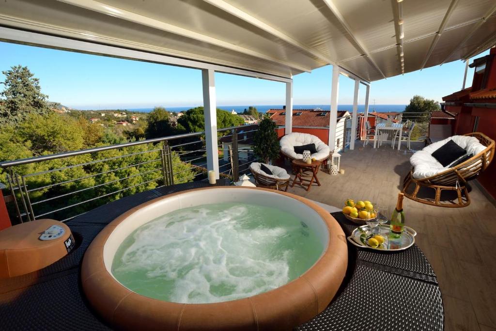 una vasca da bagno su un balcone con vista di Villa Giovanna con terrazza panoramica, Jacuzzi e sauna a Loano