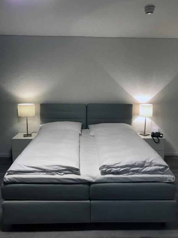 Postel nebo postele na pokoji v ubytování Hôtel de l'Ecluse