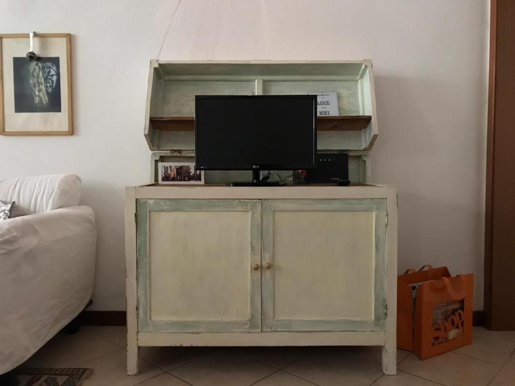 A television and/or entertainment centre at La casa degli zii