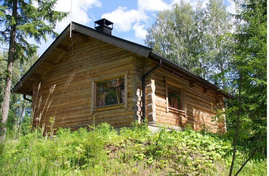 a log cabin in the middle of a forest at Kinkamon Pirtti in Keuruu