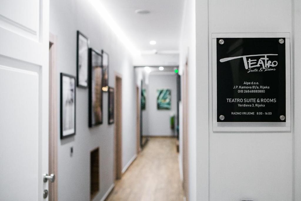Certifikát, hodnocení, plakát nebo jiný dokument vystavený v ubytování Teatro Suite & Rooms