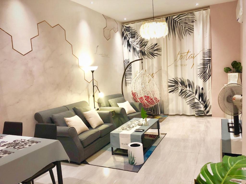 クアにあるLangkawi M seaview Apartmentのソファとテーブルのあるリビングルーム