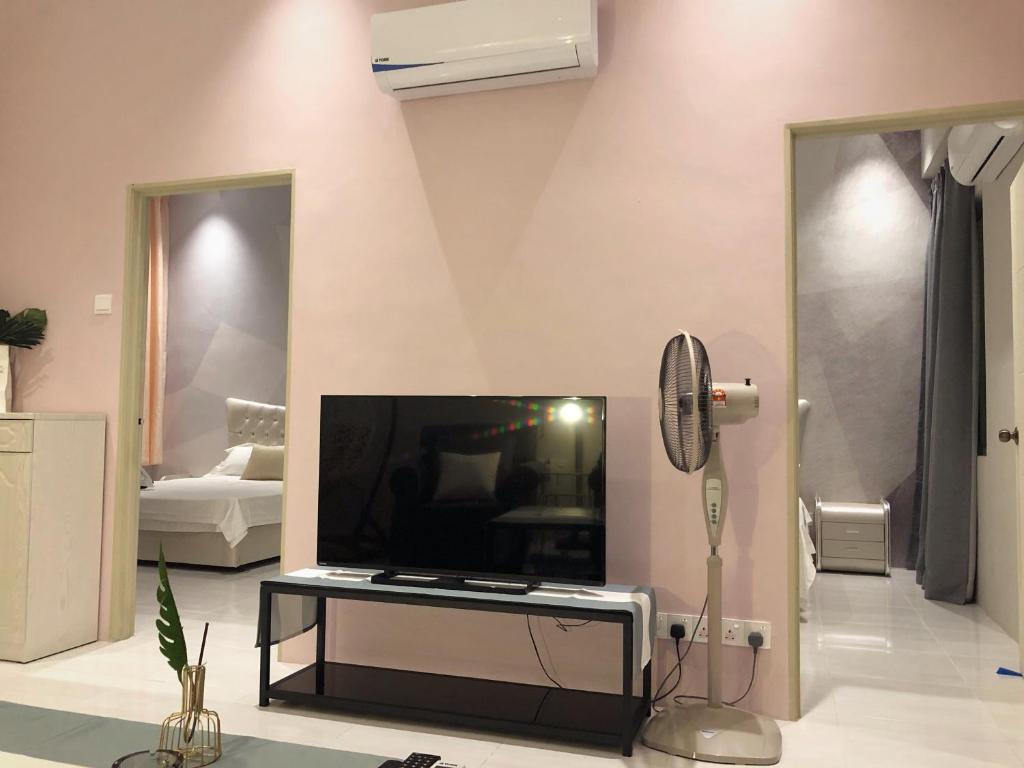 Langkawi M seaview Apartmentにあるテレビまたはエンターテインメントセンター