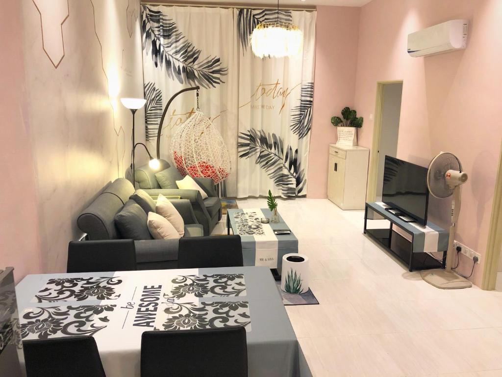 クアにあるLangkawi M seaview Apartmentのソファとテーブルのあるリビングルーム