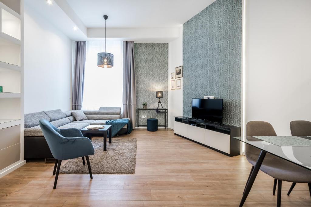 uma sala de estar com um sofá e uma televisão em BpR THRILL Design Home with A/C em Budapeste