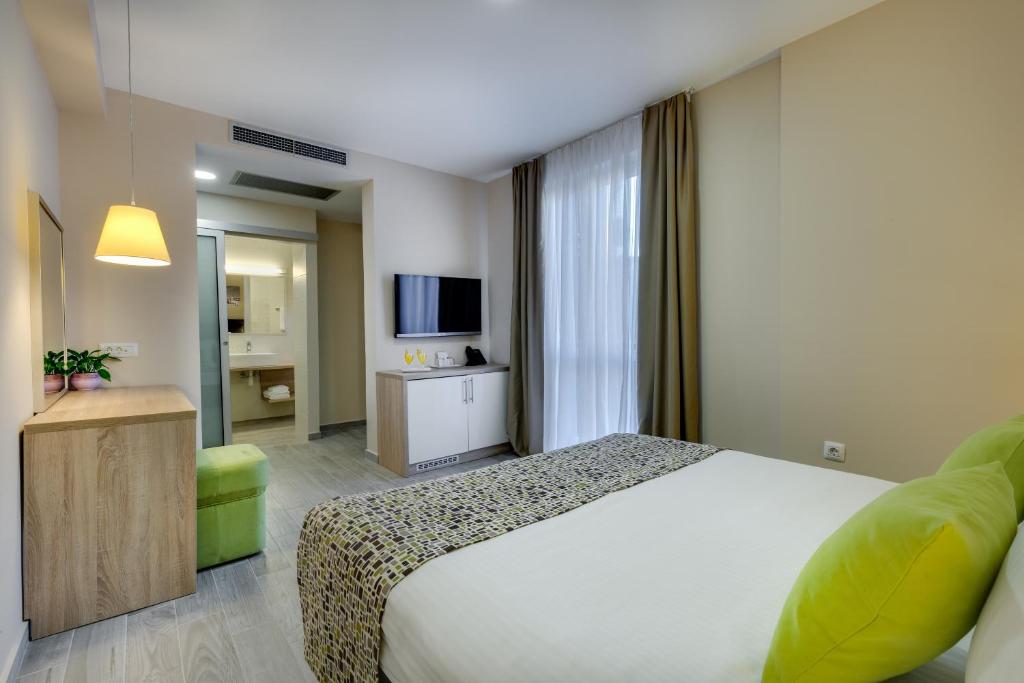 Televizors / izklaižu centrs naktsmītnē Hotel Pinija