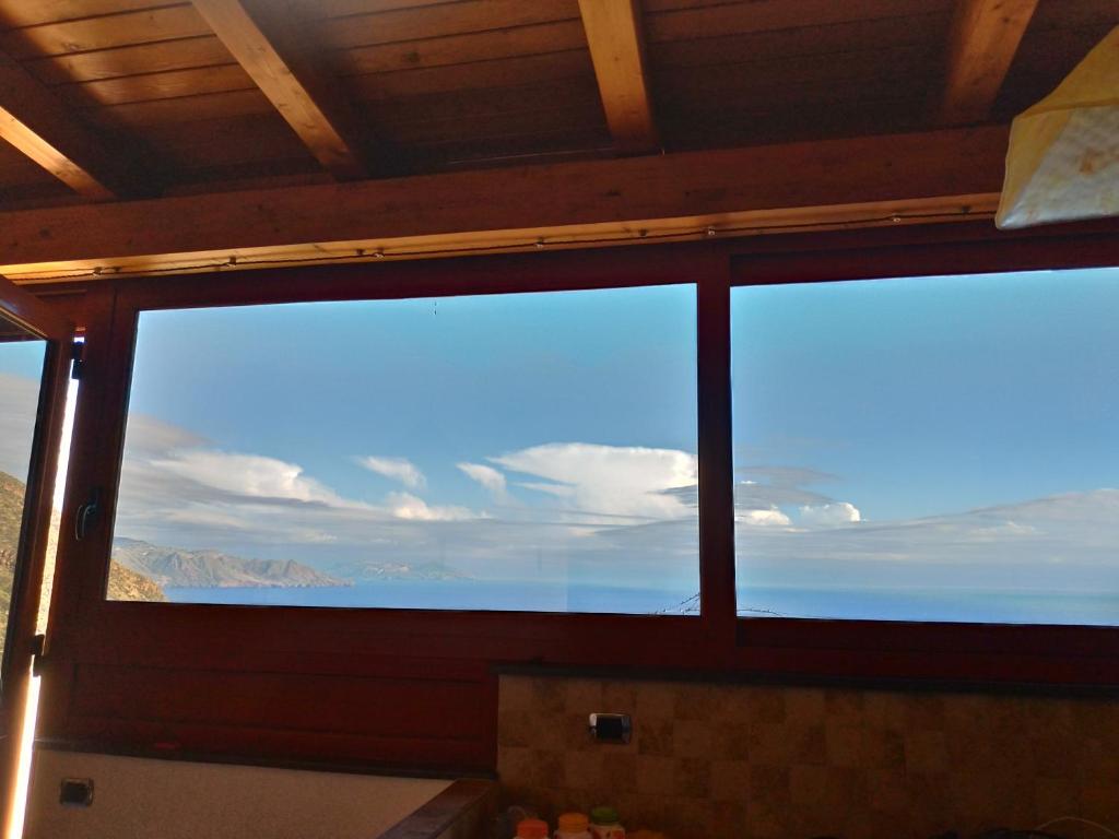 ein Fenster in einem Zimmer mit Bergblick in der Unterkunft L' appartamentino in Leni