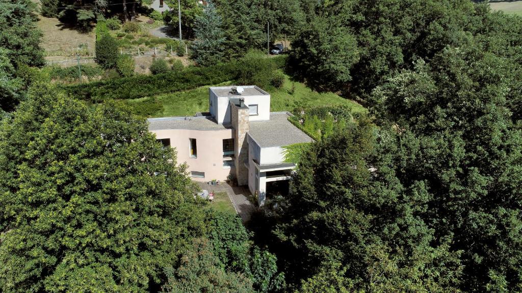 - une vue aérienne sur une maison dans les bois dans l'établissement Chambres en vue - chambres d'hôtes, à La Tour-en-Jarez