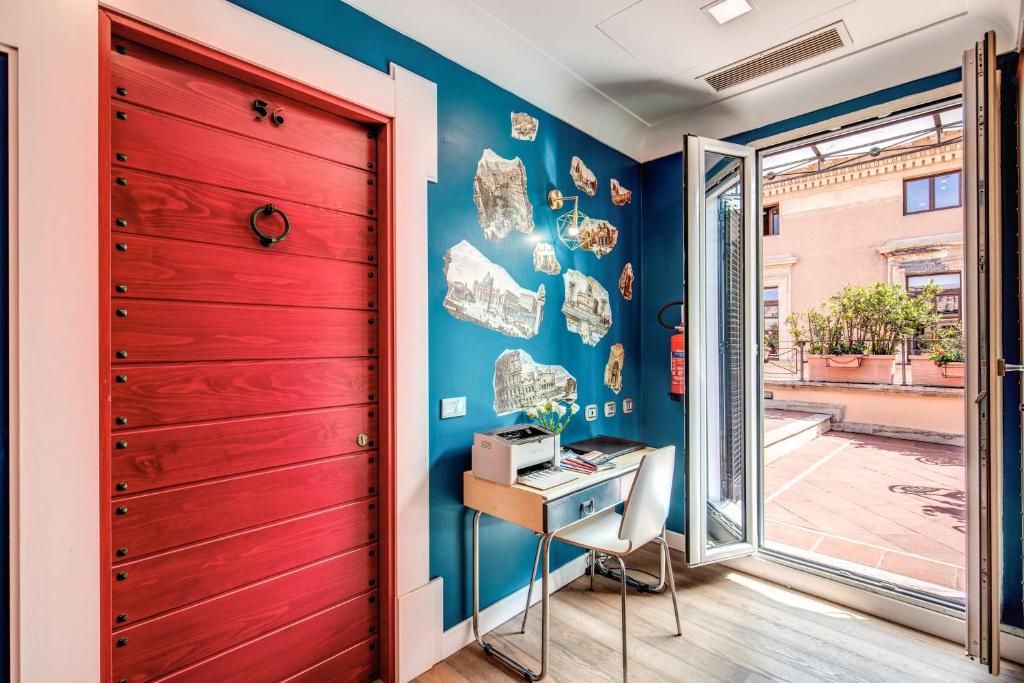 een rode deur in een kantoor met bureau bij Parlamento Boutique Hotel in Rome