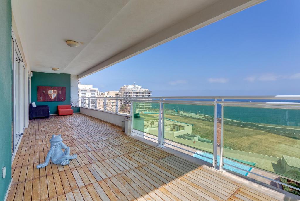 Balkón nebo terasa v ubytování Seafront Apartment in Sliema with Pool, Upmarket Complex
