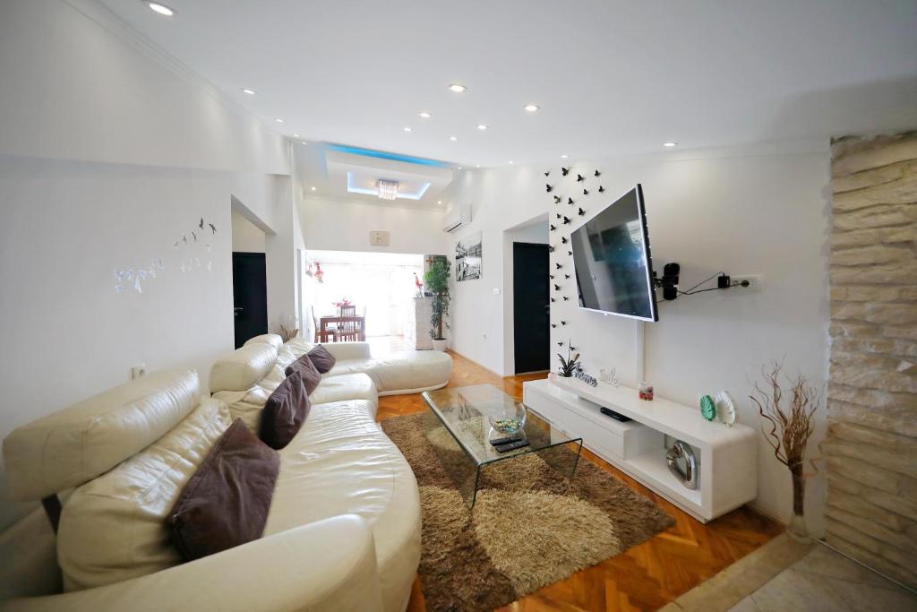 Televízia a/alebo spoločenská miestnosť v ubytovaní Magic Blue Sky Apartment