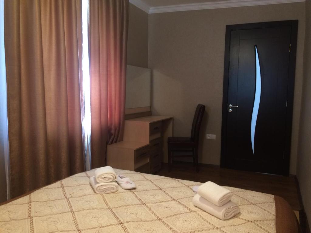 een slaapkamer met een bed met handdoeken erop bij Four Seasons Apartment in Sighnaghi