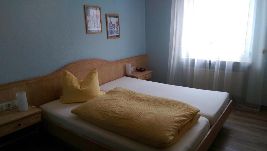 Postel nebo postele na pokoji v ubytování Hotel-Gasthof Krone-Lax