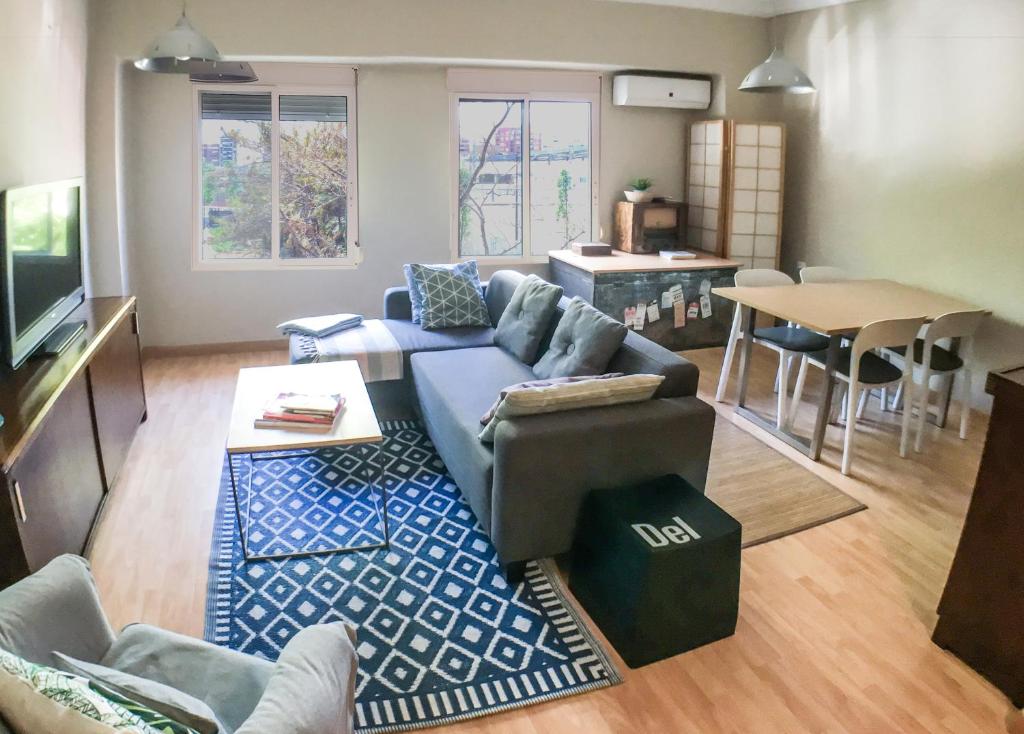 uma sala de estar com um sofá e uma mesa em KOA Centric, comfy in Ruzafa em Valência