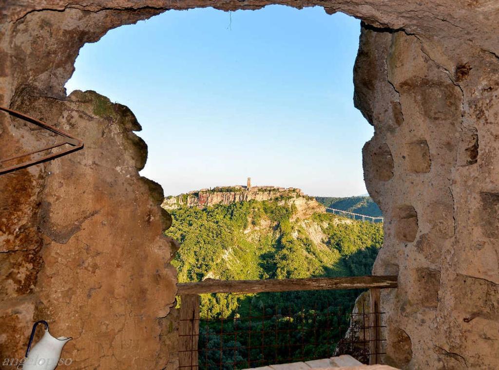 una ventana con vistas a la montaña en La Grotta Su Civita, en Lubriano