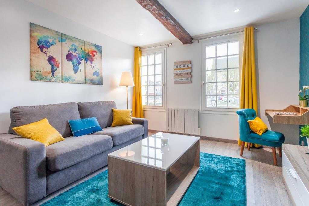 a living room with a couch and a coffee table at Le Quai amiénois - Nid douillet moderne face à la Cathédrale in Amiens