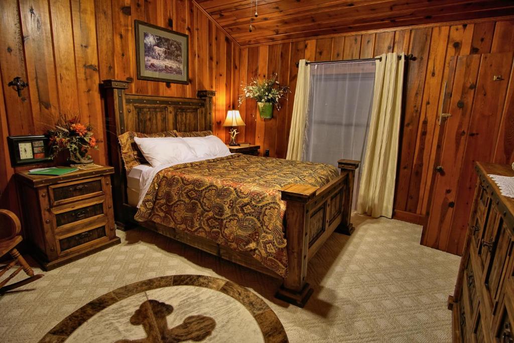 Postel nebo postele na pokoji v ubytování Live Oak B&B