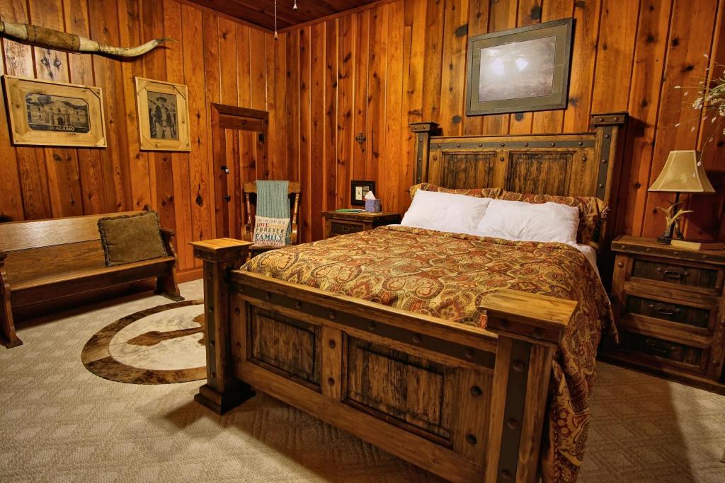 Postel nebo postele na pokoji v ubytování Live Oak B&B