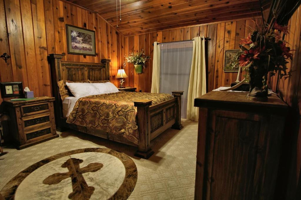 Postel nebo postele na pokoji v ubytování Live Oak B&B