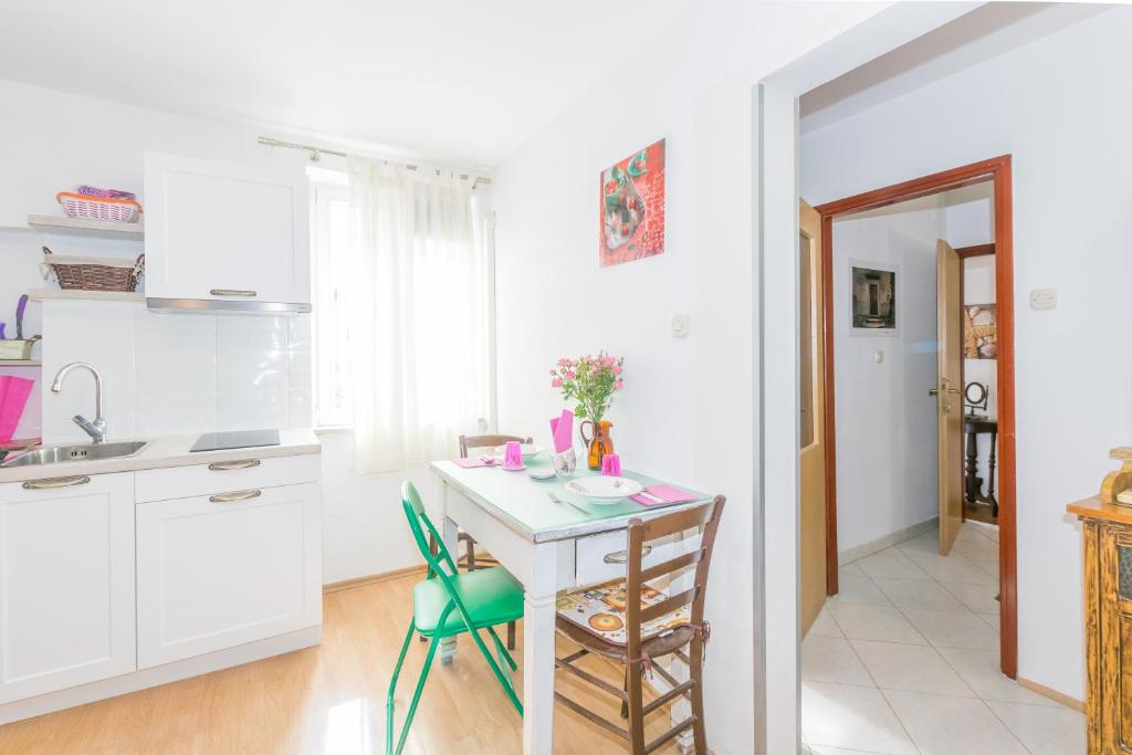 Kuchyň nebo kuchyňský kout v ubytování Beautiful Rustical Apt Ana in the Heart of Rovinj