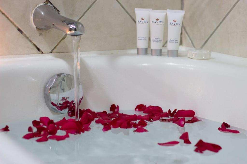 Um banheiro em Savoy Central Hotel Apartments