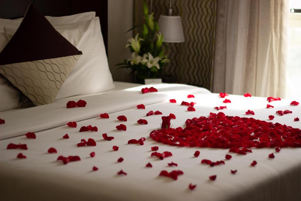 Cama ou camas em um quarto em Savoy Central Hotel Apartments