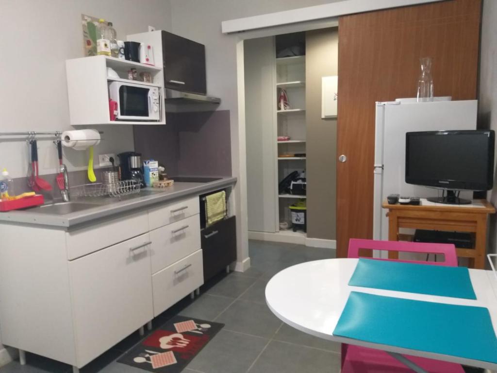 Kuchyň nebo kuchyňský kout v ubytování Charmant F2 classé, belle vue mer, spa, piscine, bateau