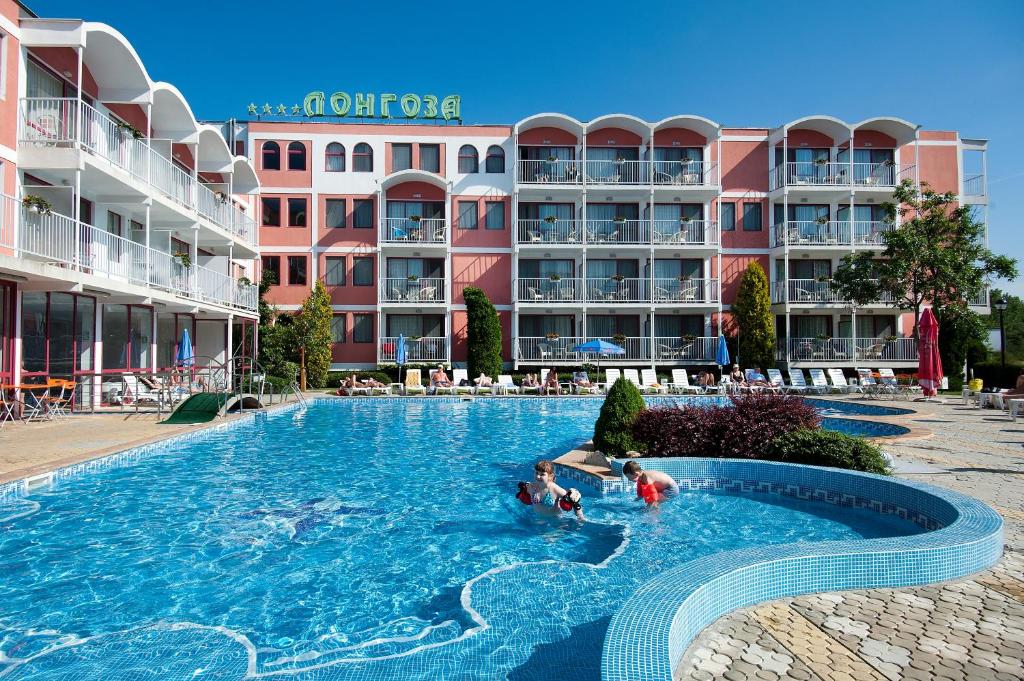 Hotel Longoza - All Inclusive tesisinde veya buraya yakın yüzme havuzu