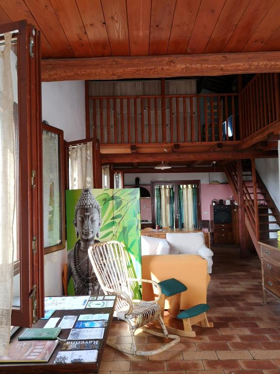 salon z meblami i pomnikiem buddy w obiekcie Agriturismo Elianto w Rawennie