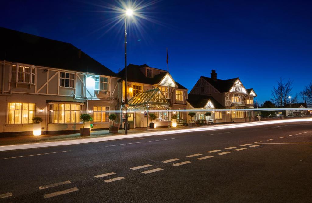 een lege straat voor een gebouw 's nachts bij County Hotel in Chelmsford