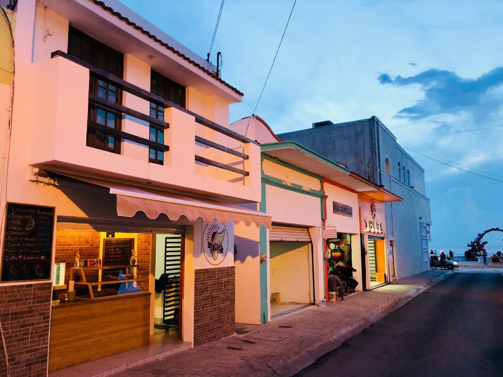 una fila de edificios al lado de una calle en Casa Alberto Cozumel, en Cozumel