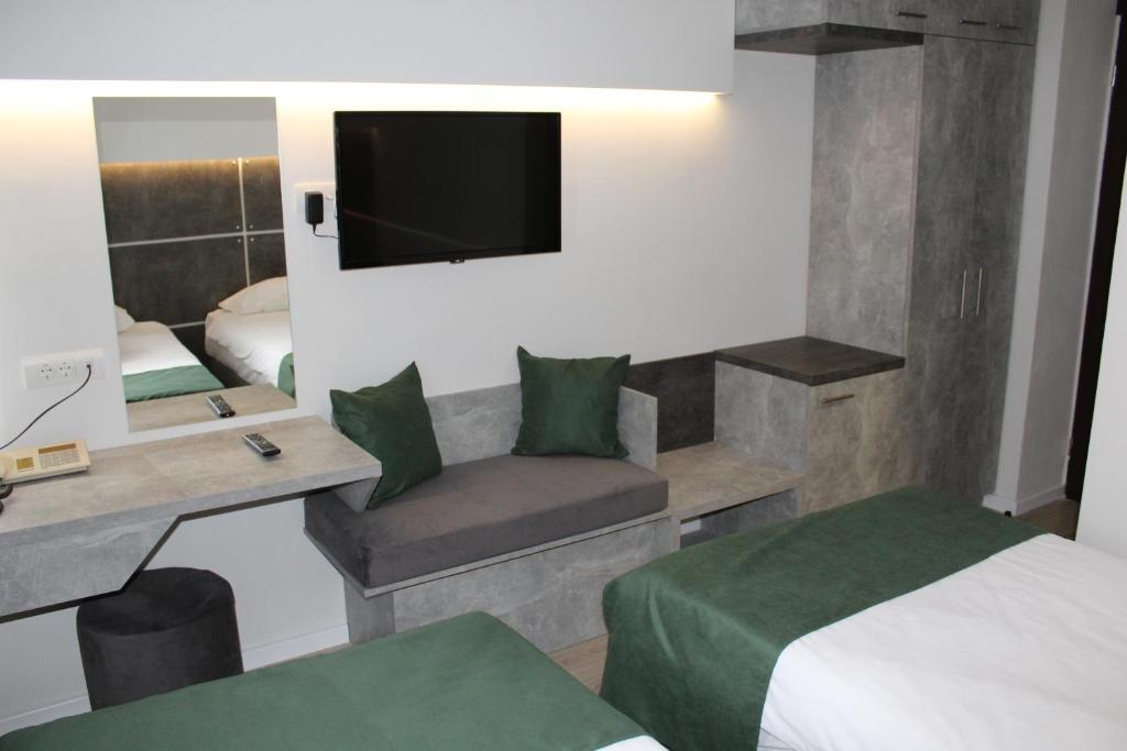 TV a/nebo společenská místnost v ubytování Hotel Grand