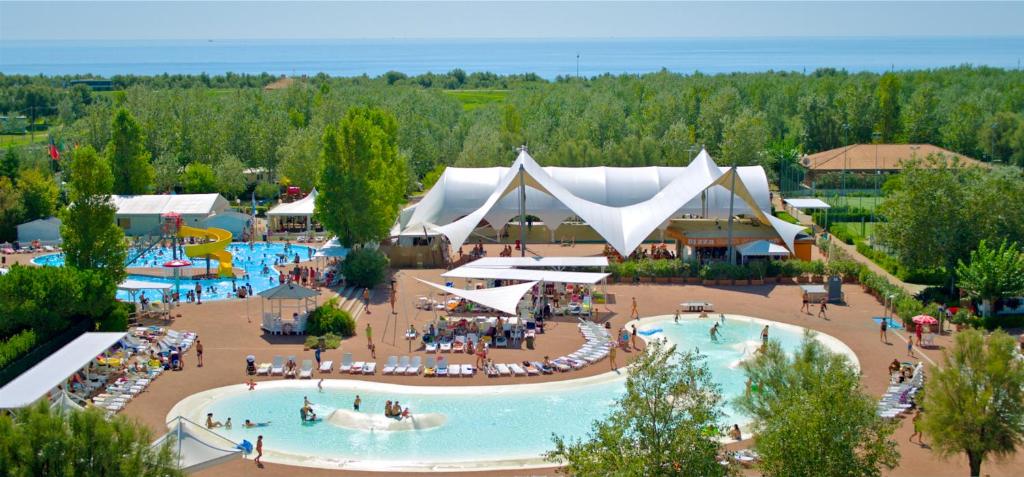 um parque de diversões com um parque aquático com piscina em Barricata Holiday Village em Scardovari