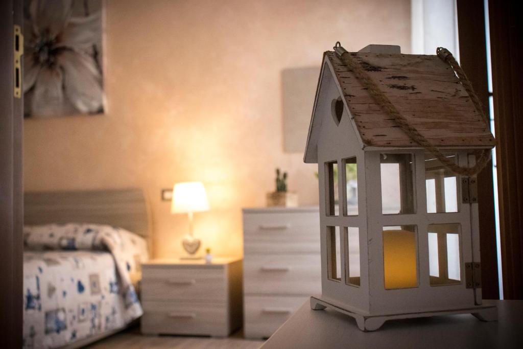 uma casa de bonecas num quarto com uma cama em Peter's House em Letojanni