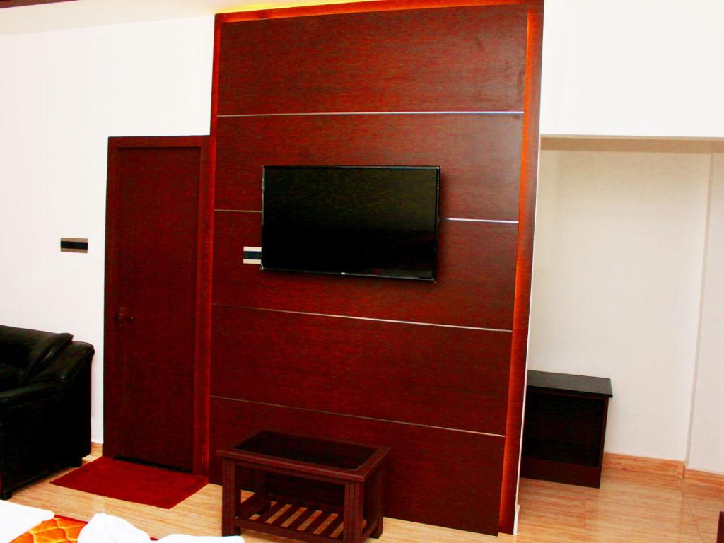 TV a/nebo společenská místnost v ubytování Staylite Suites