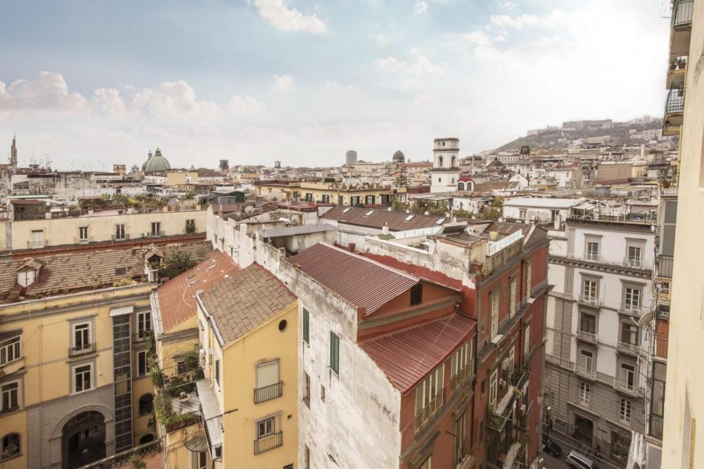 נוף כללי של נאפולי או נוף של העיר שצולם מהדירה
