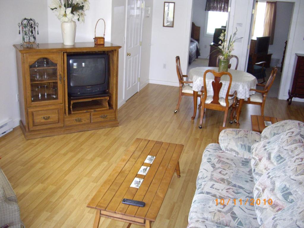 TV a/nebo společenská místnost v ubytování Lakeview Motel & Apartments