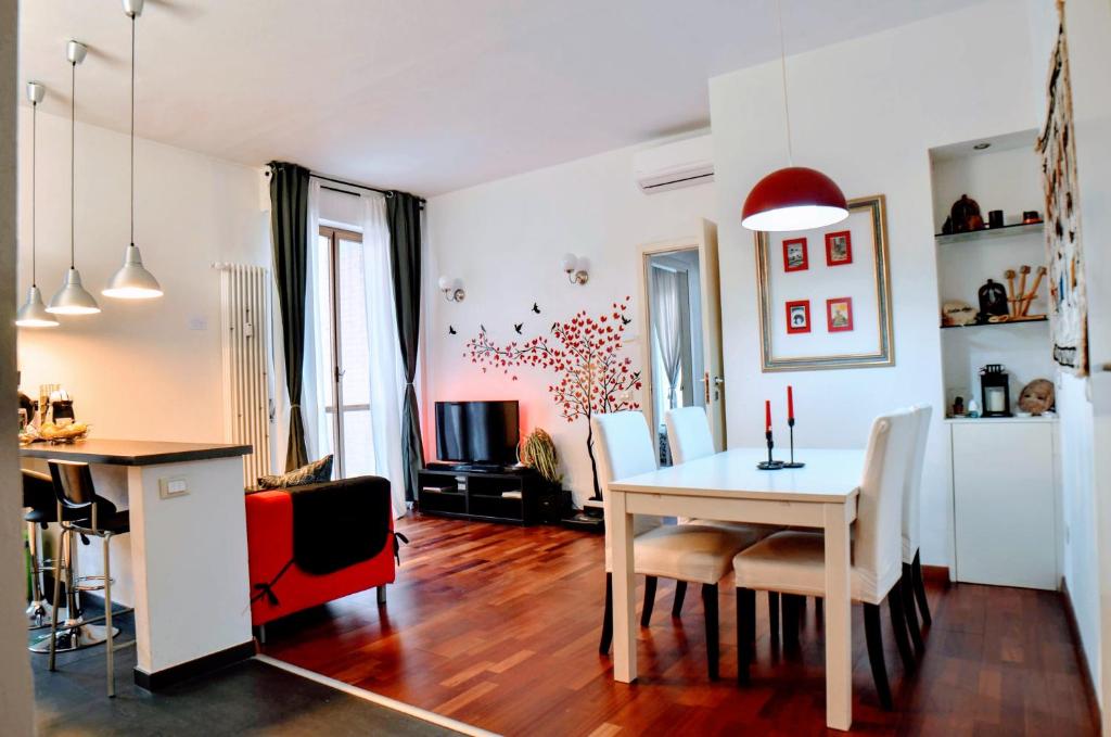 フィレンツェにあるAirport Suites in Florence with FREE parkingのキッチン、リビングルーム(テーブル、椅子付)