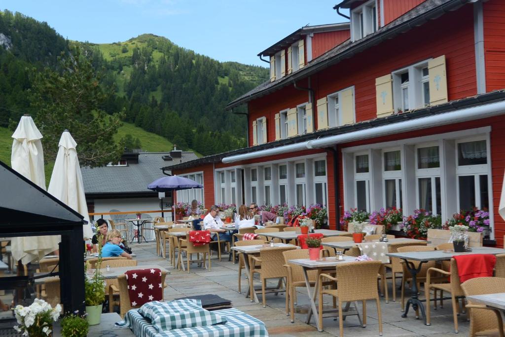 
Ein Restaurant oder anderes Speiselokal in der Unterkunft Vögeli Alpenhotel Malbun 
