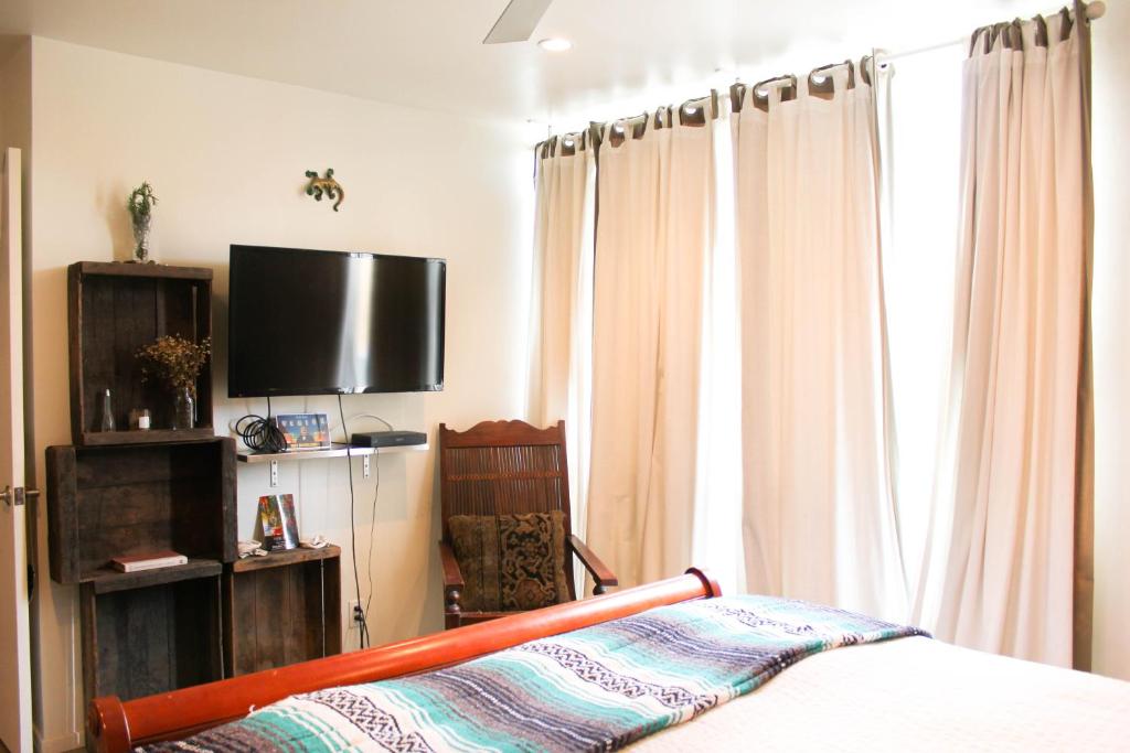 TV a/nebo společenská místnost v ubytování Ocean Front Vortex Female Hostel private rooms Free bikes
