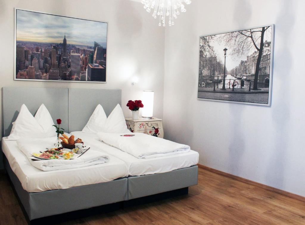 Postel nebo postele na pokoji v ubytování Stadthotel Restaurant Auerhahn