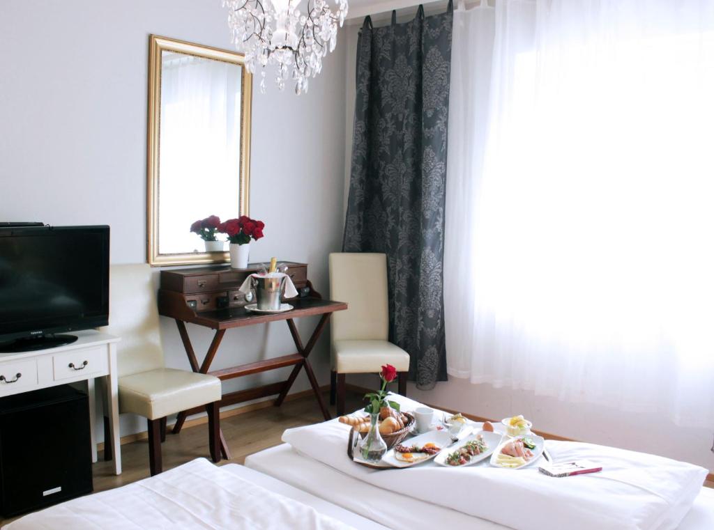 TV a/nebo společenská místnost v ubytování Stadthotel Restaurant Auerhahn