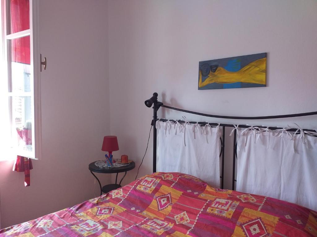 1 dormitorio con 1 cama con edredón en Apartment Majda, en Lendava
