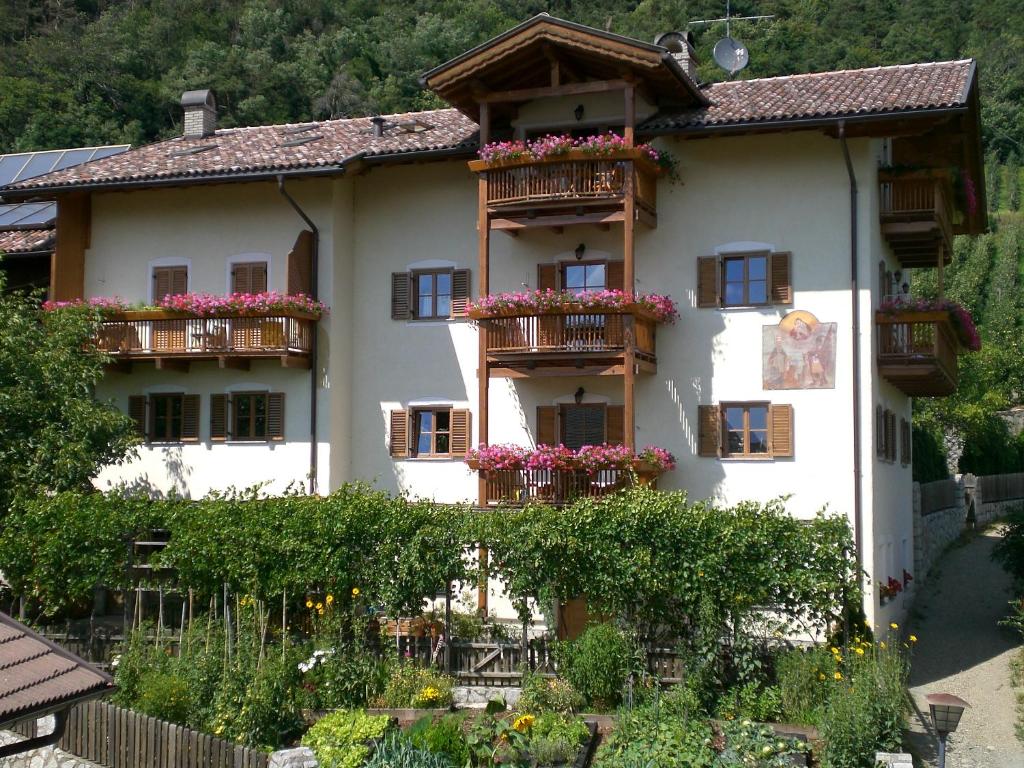 ein Gebäude mit Blumenkästen auf den Balkonen in der Unterkunft Obergostnerhof in Klausen