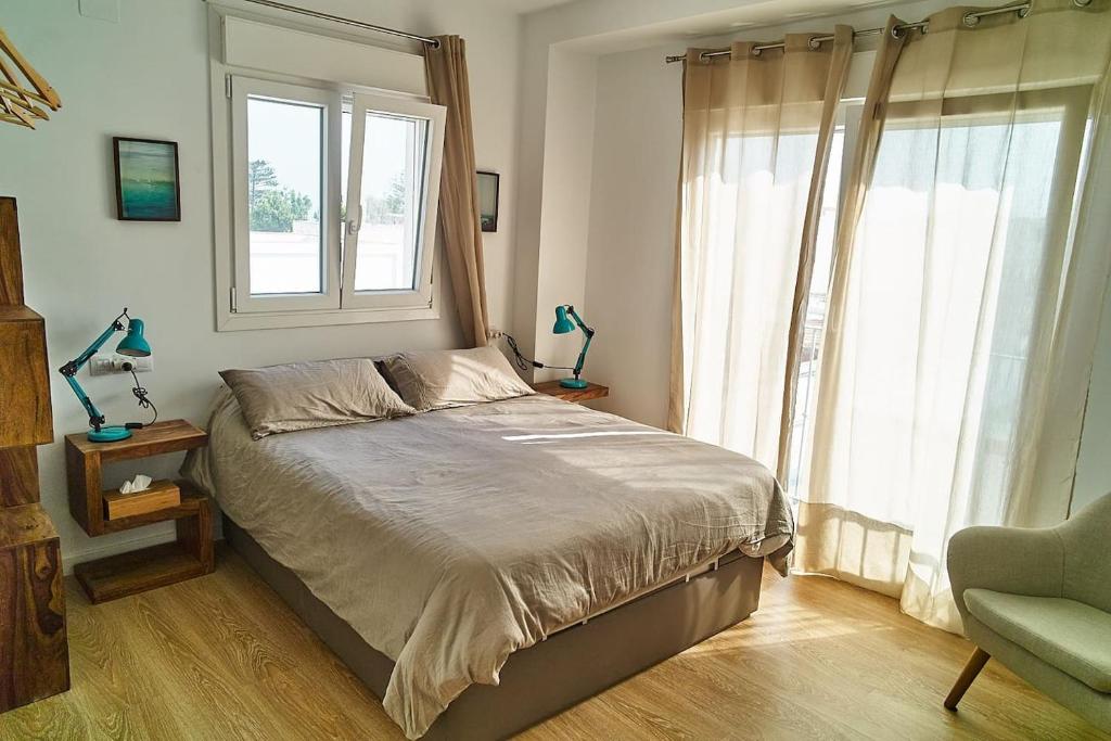Posteľ alebo postele v izbe v ubytovaní Fabulous Penthouse Downtown Tarifa, Maestro Apartments